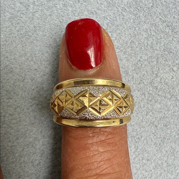 Elegant Yellow and White Gold Women\'s Ring